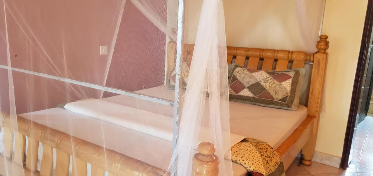 La Feve Beach Bed And Breakfast Entebbe Exterior photo